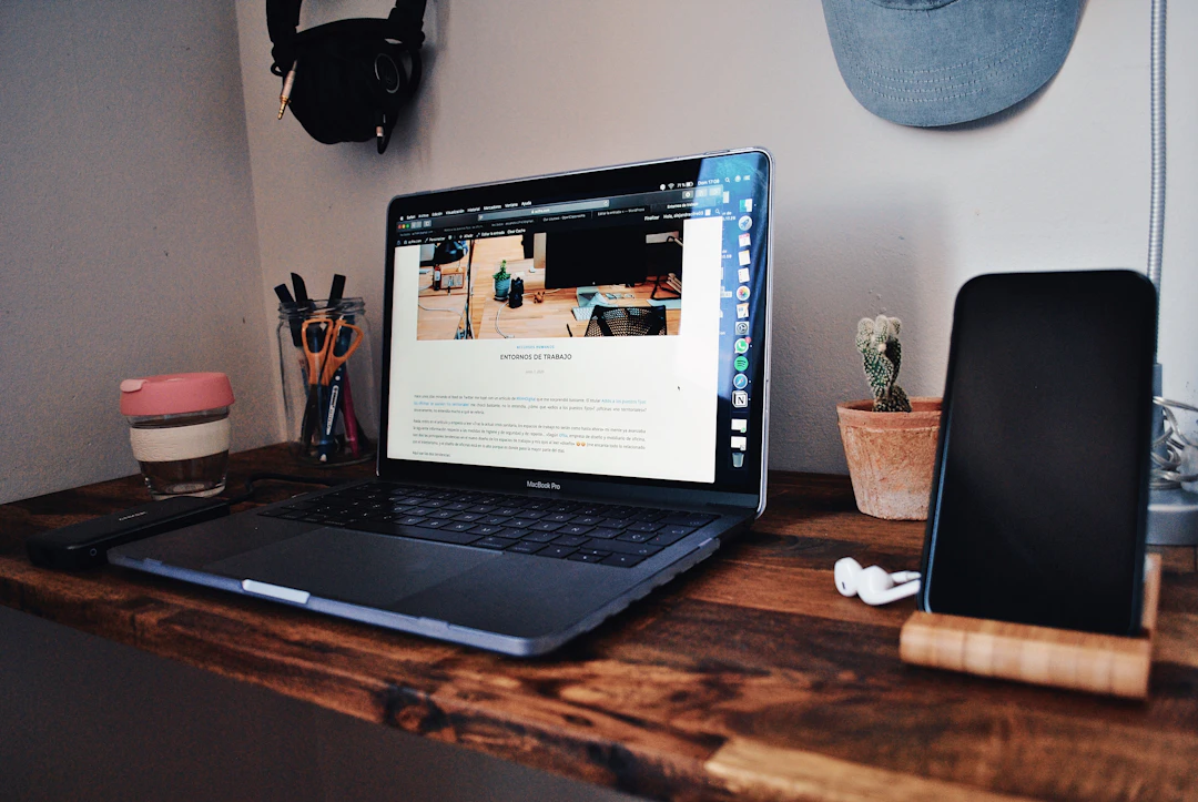 Laptop w biurze symbolizujący obsługę zapytań klientów